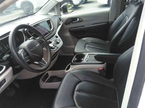 Used 2024 Chrysler Pacifica Touring-L FWD image 5