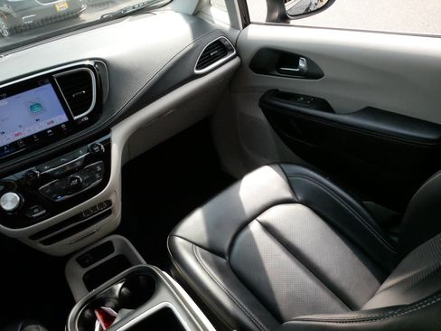 Used 2023 Chrysler Pacifica Touring-L FWD image 11
