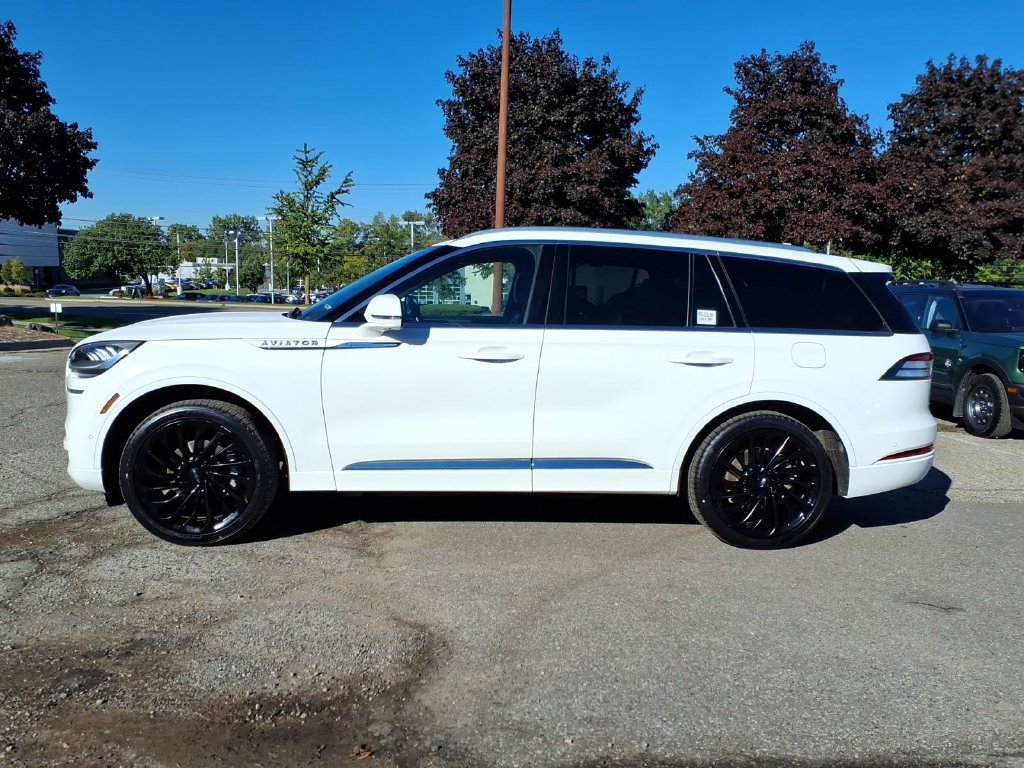 Used 2022 Lincoln Aviator Reserve w/ Equipment Group 201A AWD/4WD image 2