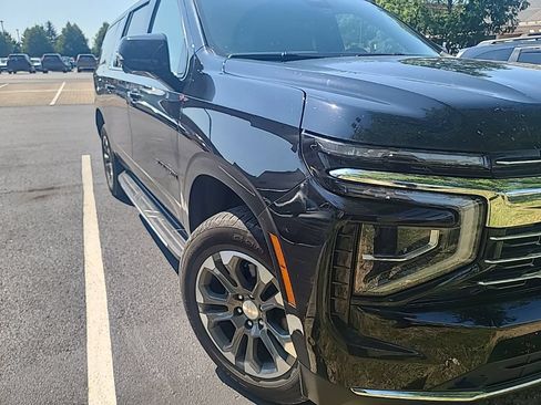 Used 2025 Chevrolet Suburban LT w/ Comfort Package AWD/4WD image 3