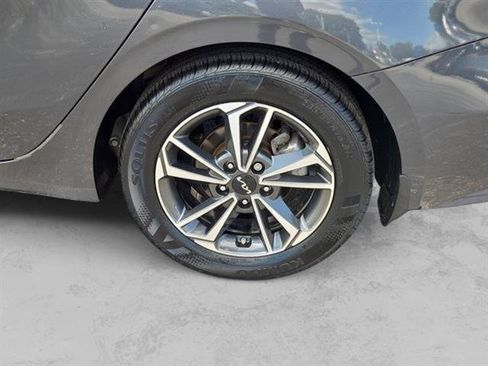 Used 2023 Kia Forte LXS w/ LXS Technology Package image 3
