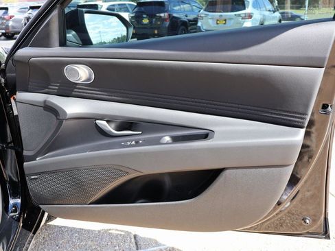 New 2025 Hyundai Elantra Limited image 9