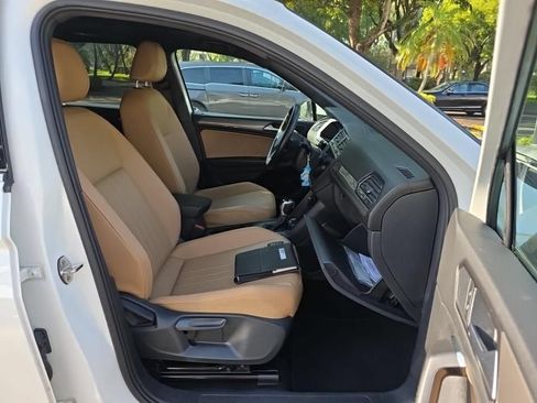 Used 2023 Volkswagen Tiguan SE w/ Panoramic Sunroof Package FWD image 8