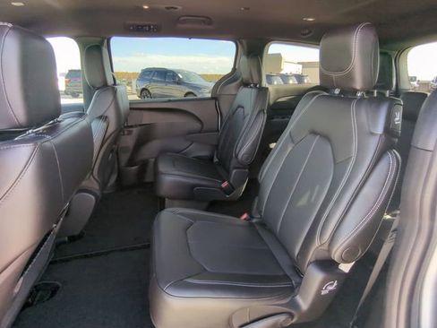 New 2026 Chrysler Pacifica Select image 17