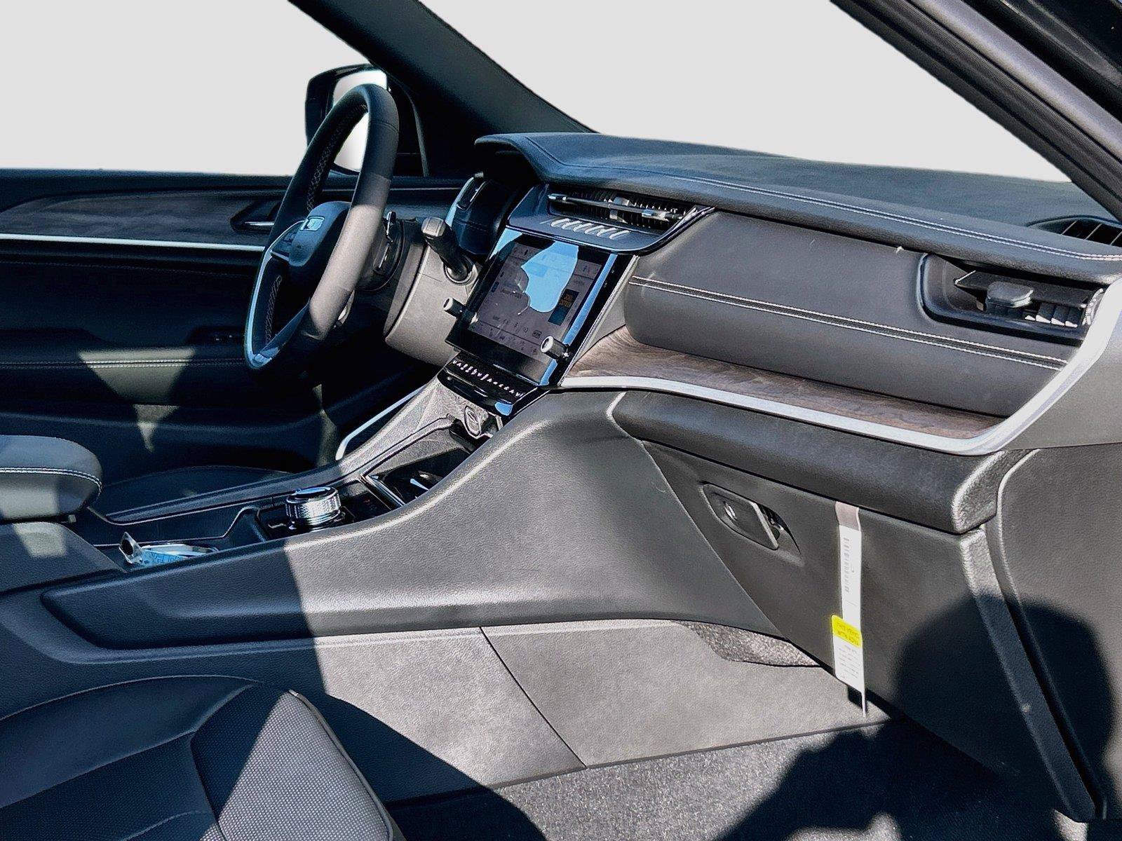 New 2027 Jeep Grand Cherokee Limited AWD/4WD image 16