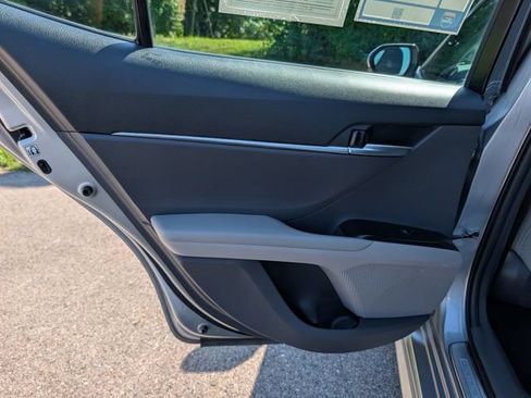 Used 2018 Toyota Camry SE w/ Moonroof Package FWD image 33