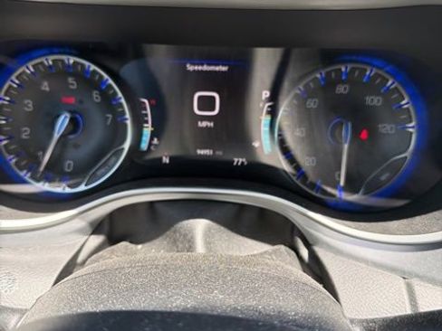 Used 2020 Chrysler Pacifica Touring-L Plus FWD image 5
