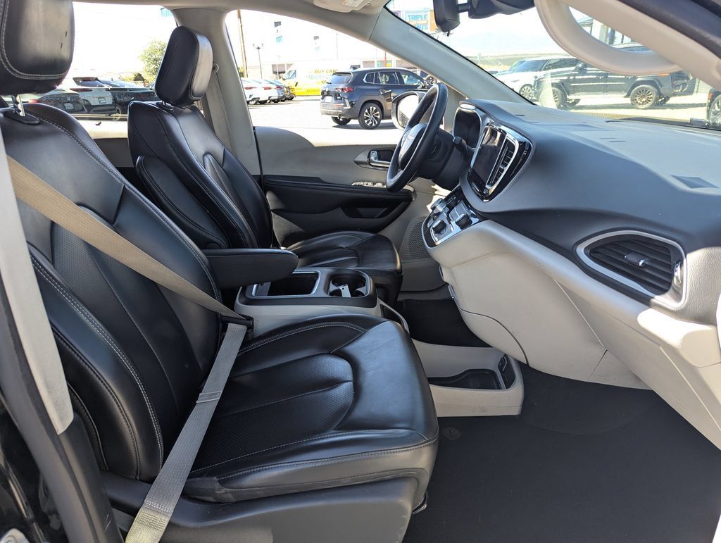 Used 2023 Chrysler Pacifica Touring-L FWD image 36