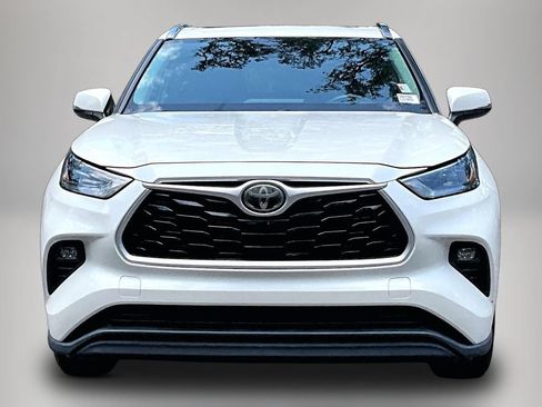 Used 2020 Toyota Highlander XLE FWD image 3