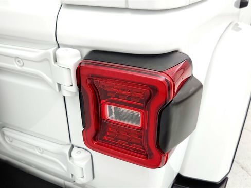 Used 2024 Jeep Wrangler Unlimited Sahara w/ Technology Group AWD/4WD image 27