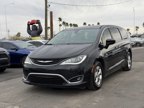 Used 2018 Chrysler Pacifica Touring Plus image 2