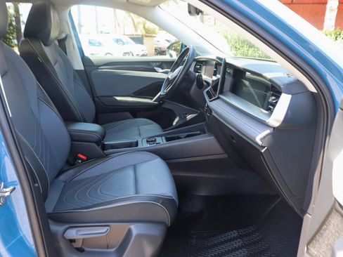 Used 2025 Volkswagen Tiguan SE AWD/4WD image 39