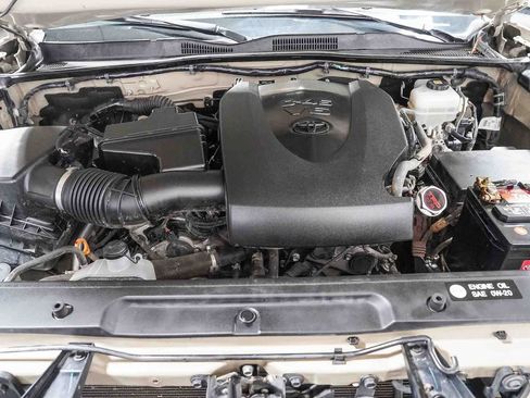Used 2019 Toyota Tacoma TRD Off-Road w/ Technology Package AWD/4WD image 27