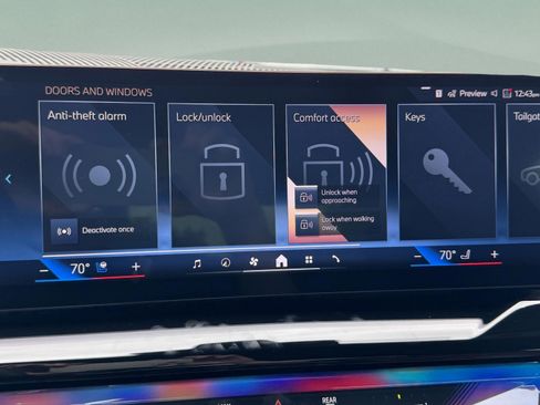 Used 2025 BMW 550e xDrive w/ Premium Package image 19