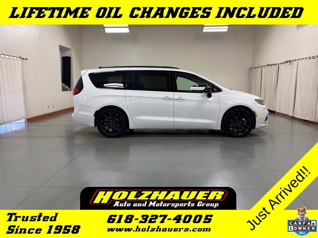 Used 2025 Chrysler Pacifica Limited FWD image 1
