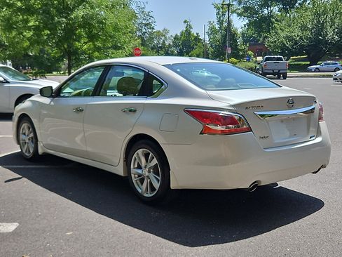 Used 2013 Nissan Altima 2.5 SL w/ Technology Pkg FWD image 4