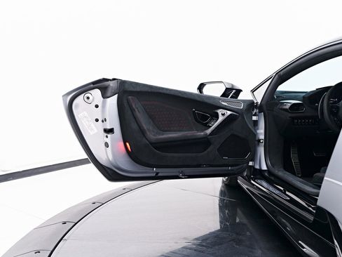 Used 2018 Lamborghini Huracan Performante image 48