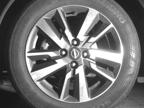 Used 2025 Nissan Versa SV image 12