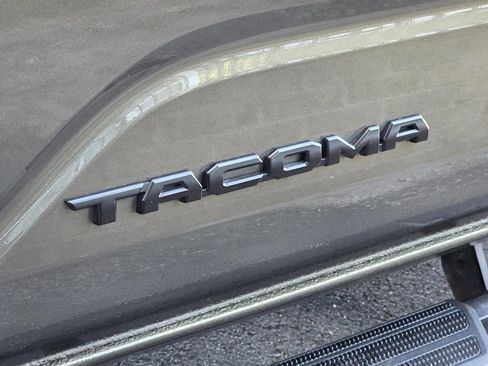 Used 2025 Toyota Tacoma TRD Sport AWD/4WD image 29