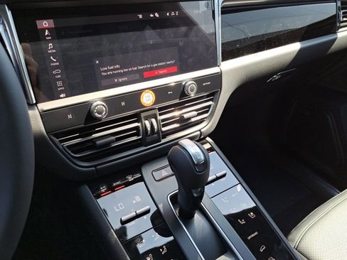 Used 2025 Porsche Macan image 31