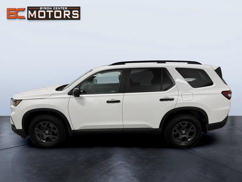 Used 2023 Honda Pilot TrailSport image 3