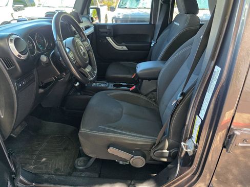 Used 2014 Jeep Wrangler Unlimited Rubicon w/ Connectivity Group AWD/4WD image 40