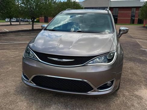 Used 2017 Chrysler Pacifica Limited FWD image 6