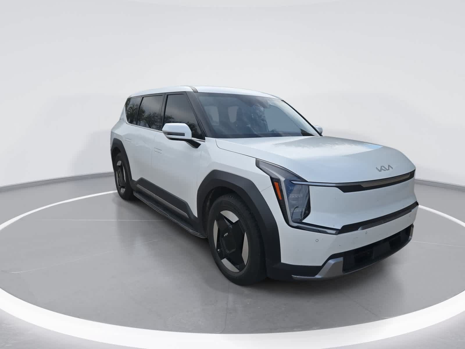 Used 2024 Kia EV9 Light Long Range RWD image 2