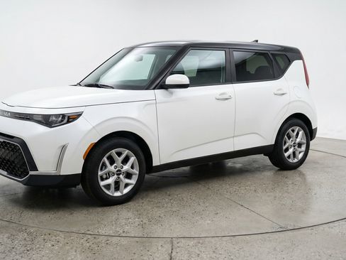 Used 2025 Kia Soul LX w/ LX Technology Package FWD image 3
