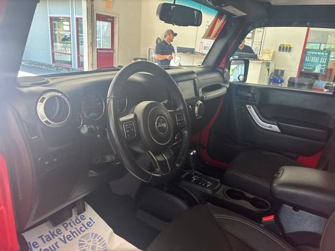 Used 2017 Jeep Wrangler Unlimited Rubicon w/ Cold Weather Group AWD/4WD image 14