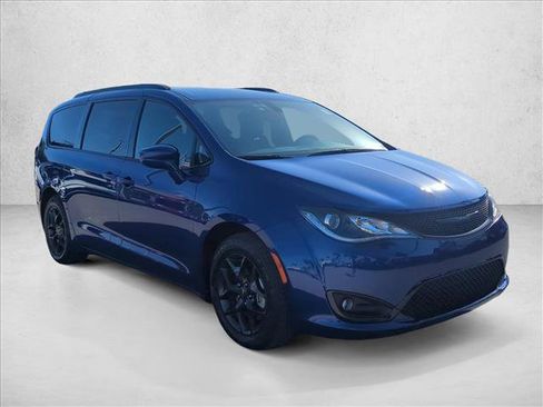 Used 2018 Chrysler Pacifica Touring-L FWD image 3