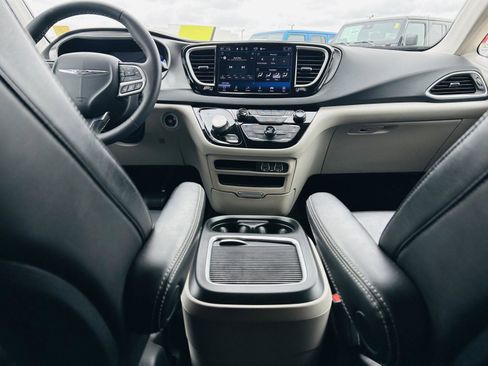 Used 2023 Chrysler Pacifica Touring-L FWD image 25