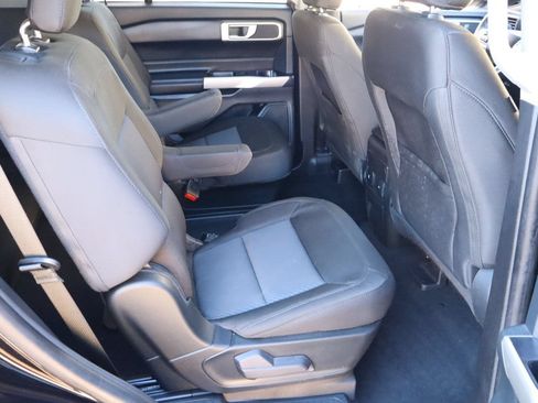 Used 2023 Ford Explorer XLT AWD/4WD image 18
