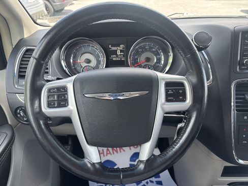 Used 2015 Chrysler Town & Country Touring image 28