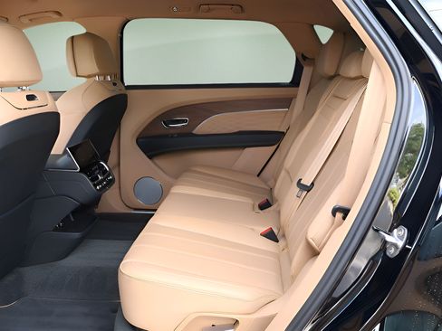 Used 2024 Bentley Bentayga Extended Wheelbase AWD/4WD image 15