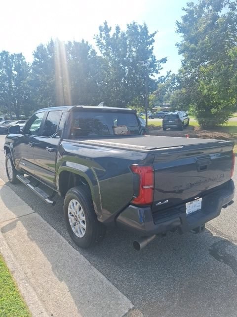 Used 2025 Toyota Tacoma SR5 AWD/4WD image 7