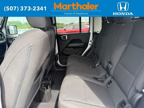 Used 2023 Jeep Gladiator Overland AWD/4WD image 14