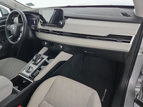 Used 2023 Mitsubishi Outlander SEL image 35