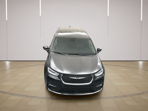 Used 2023 Chrysler Pacifica Touring-L FWD image 33