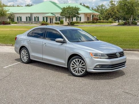 Used 2015 Volkswagen Jetta SE FWD image 1