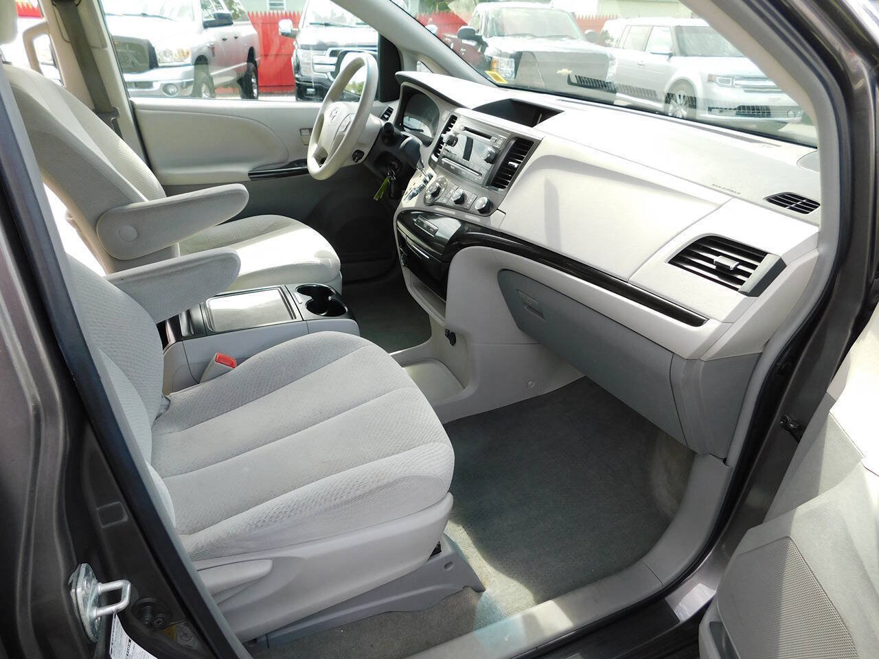 Used 2012 Toyota Sienna LE w/ Towing Pkg AWD/4WD image 22