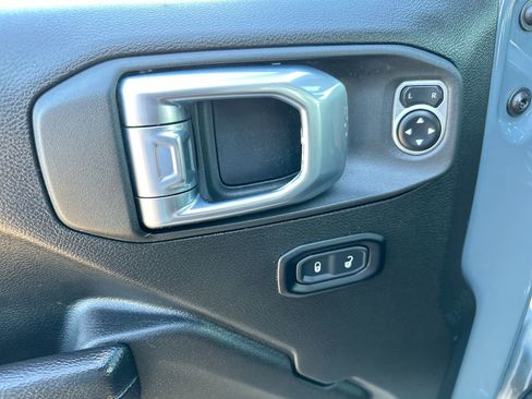 Used 2025 Jeep Wrangler Unlimited Rubicon image 13