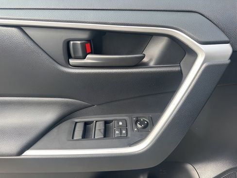 Used 2021 Toyota RAV4 SE image 25