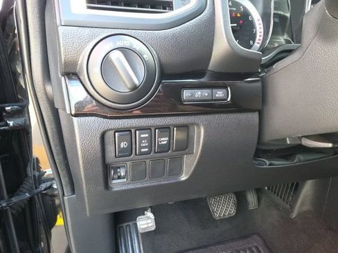 Used 2018 Nissan Titan SV w/ SV Convenience Package RWD image 14