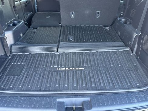 Used 2024 Toyota Highlander LE AWD/4WD image 16