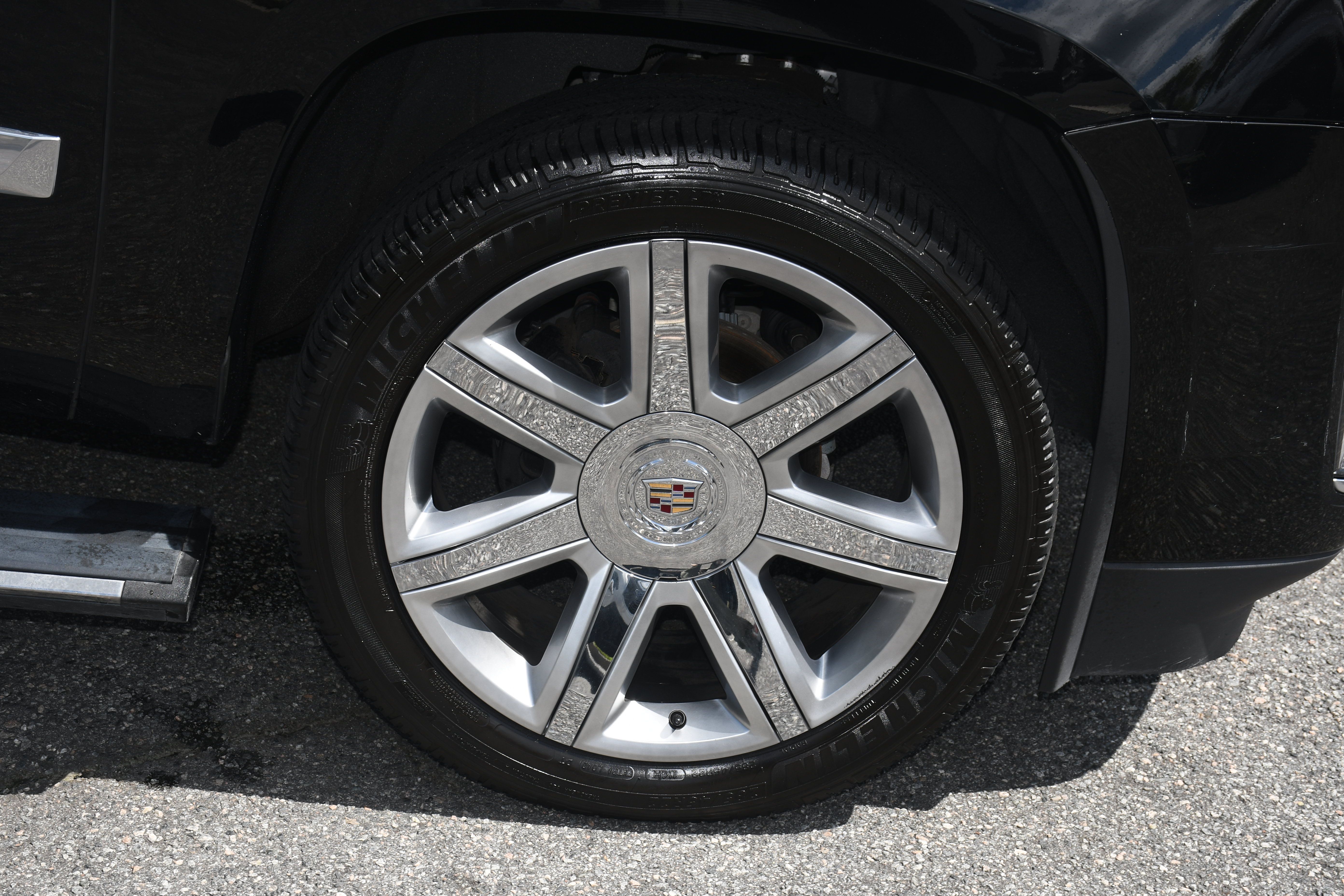 Used 2015 Cadillac Escalade Premium RWD image 24