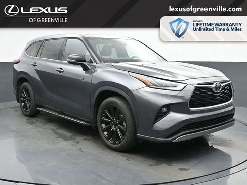 Used 2024 Toyota Highlander Platinum FWD image 2