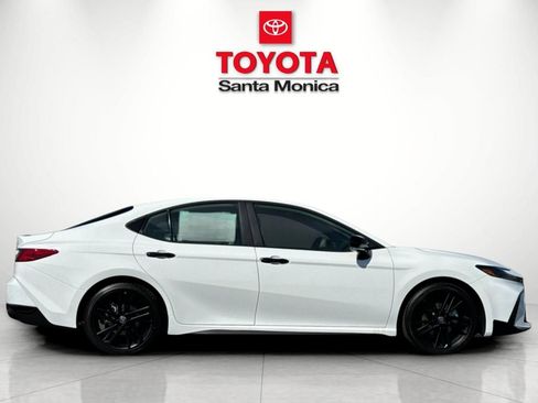 New 2026 Toyota Camry Hybrid FWD image 2
