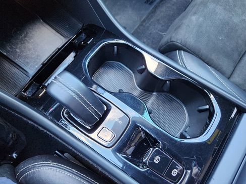 Used 2022 Volvo XC40 T5 R-Design w/ Advanced Package image 10