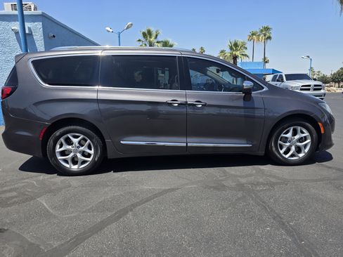 Used 2020 Chrysler Pacifica Limited FWD image 2